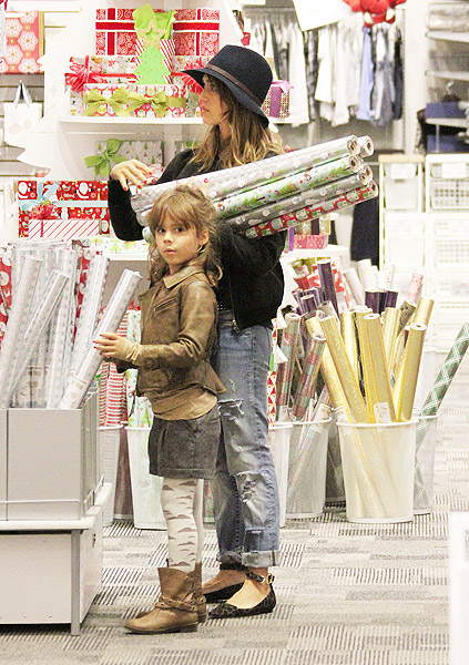 Jessica Alba compra embrulhos para presente com a filha