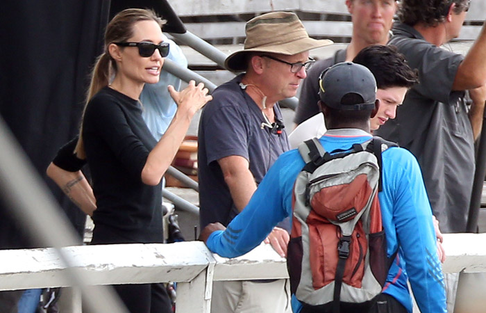 Angelina Jolie retorna aos trabalhos após final de semana em família
