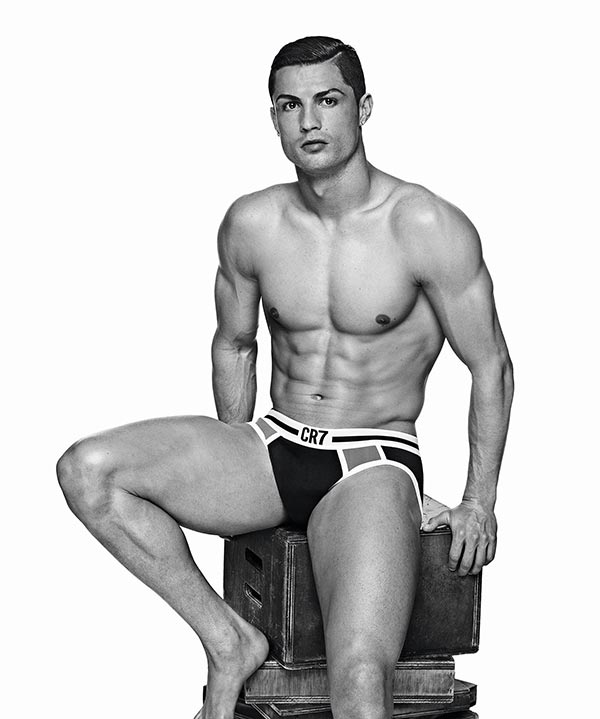 Cristiano Ronaldo posa de cuecas nas redes sociais