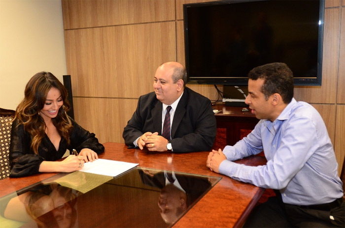 Sabrina Sato assina oficialmente contrato com a Record