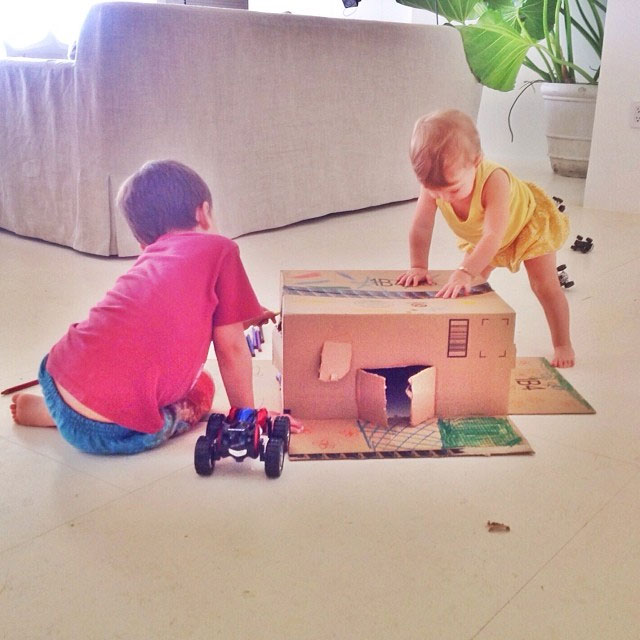 Gisele Bündchen mostra filhos brincando em casa