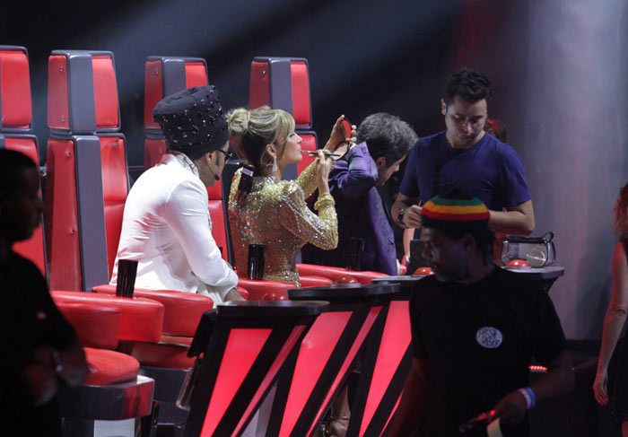 Claudia Leitte retoca a maquiagem