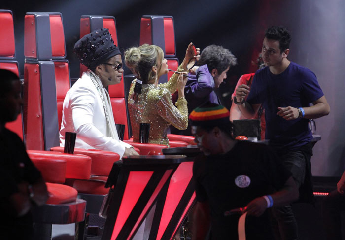 Claudia Leitte retoca a maquiagem