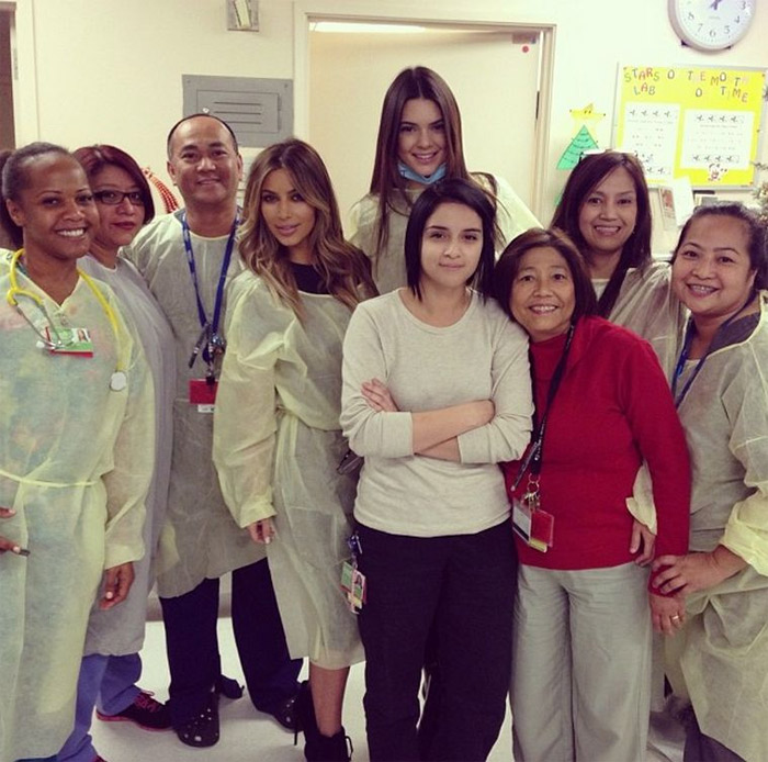 Kim Kardashian quis retribuir o ótimo ano que teve, visitando hospital infantil
