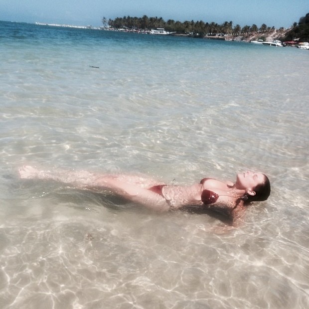 Cristina Oliveira relaxa em praia alagoana