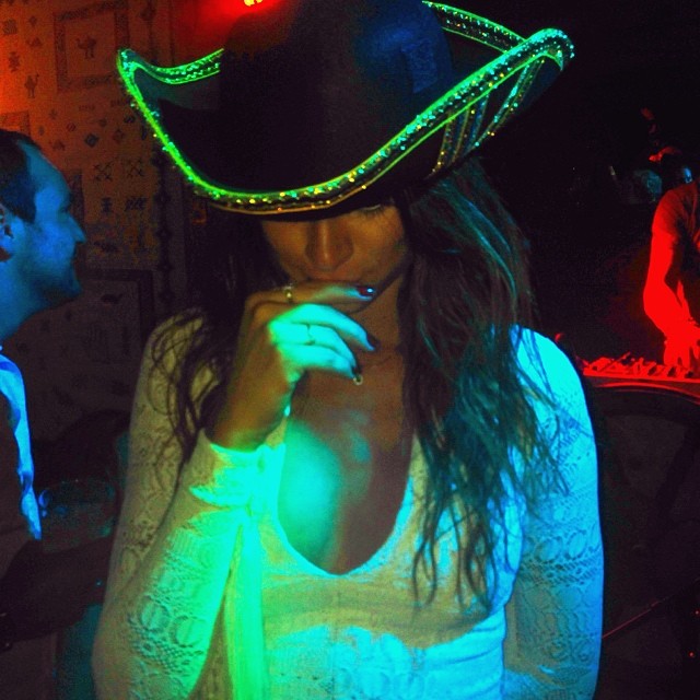 Thaila Ayala usa chapéu de Jack Sparrow em festa no Caribe