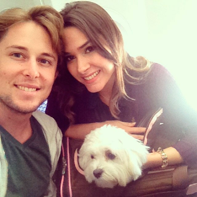 Fernanda Machado viaja com o marido e leva seu pet