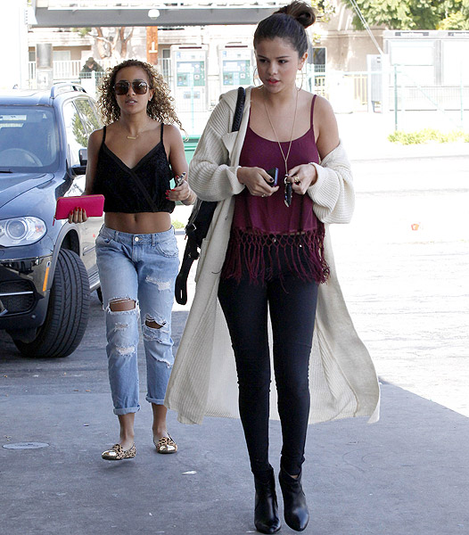 Selena Gomez passeia sem maquiagem por Los Angeles