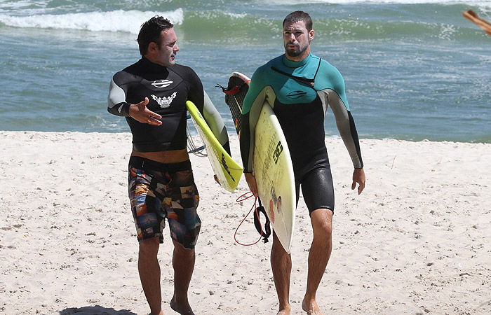 Cauã Reymond surfa com amigo na Barra da Tijuca