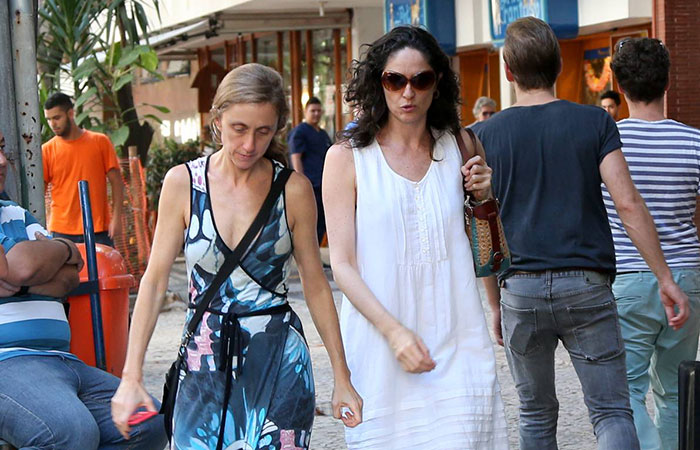 Betty Gofman e Bianca Byington passeiam pelo Rio de Janeiro