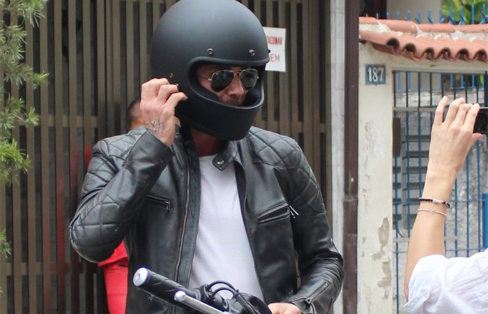 David Beckham grava comercial de moto e chama atenção de fãs