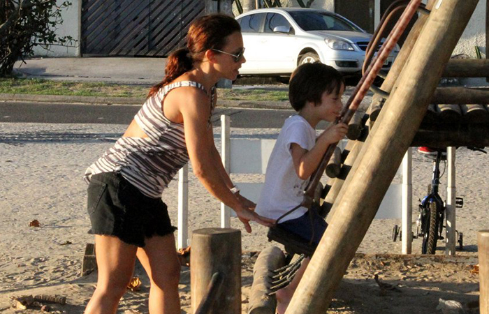 Carla Marins passeia com o filho na Barra da Tijuca 