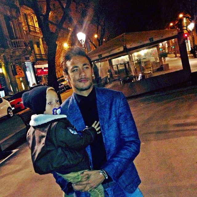 Na Espanha, Neymar comemora o dia dos pais OFuxico