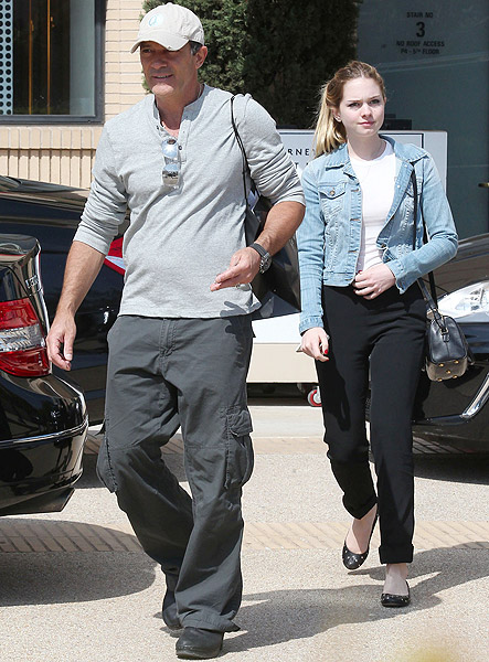 Antonio Banderas faz compras com a filha, em Beverly Hills
