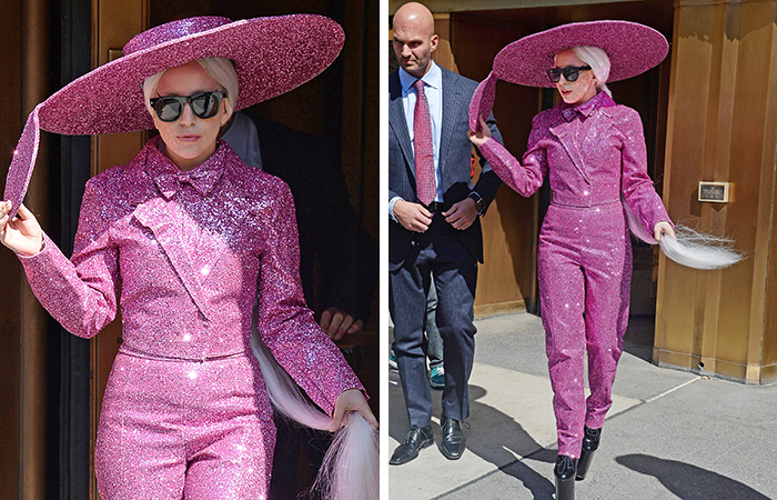  Excêntrica, Lady Gaga circula com look todo rosa por Nova York