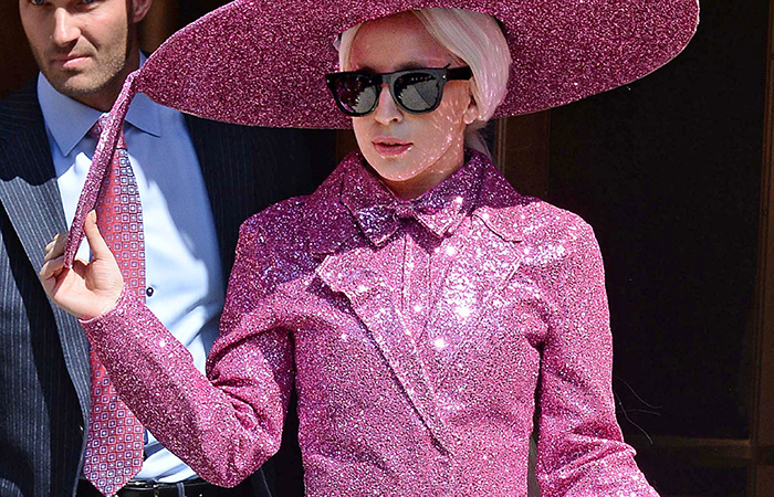  Excêntrica, Lady Gaga circula com look todo rosa por Nova York