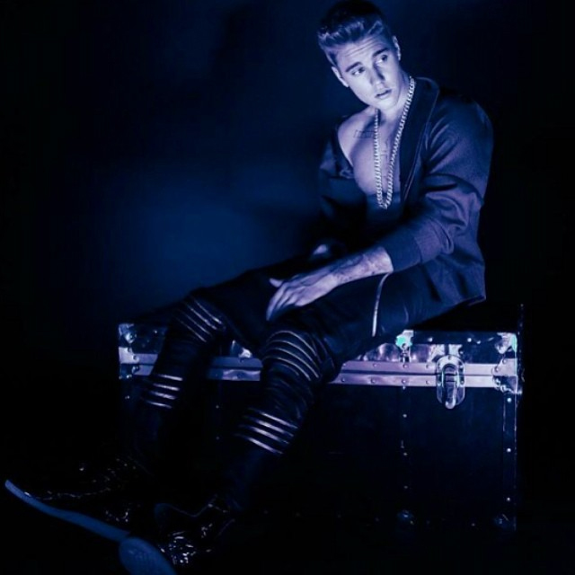   Justin Bieber aparece cheio de estilo em novo ensaio