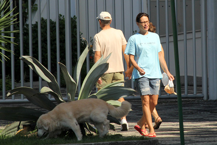Carolina Ferraz passeia com o seu cachorro