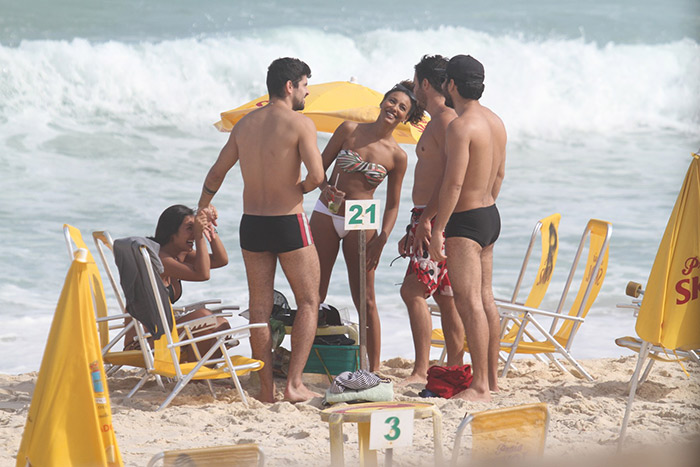 Sharon Menezes curte praia com amigos