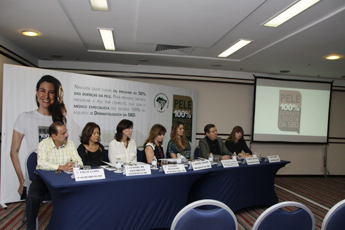 Lavínia Vlasak participa de evento sobre dermatologia no Rio