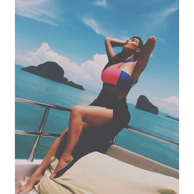 Kim Kardashian faz pose sensual em cima do barco