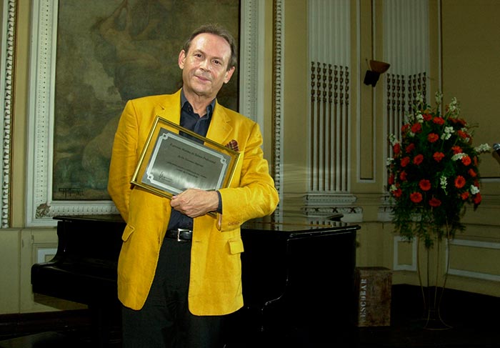 José Wilker como Dr. Giovani Improtta