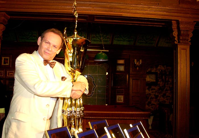 José Wilker como Dr. Giovani Improtta