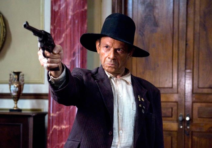 José Wilker como Zeca Diabo na adaptação para o cinema de O Bem Amado