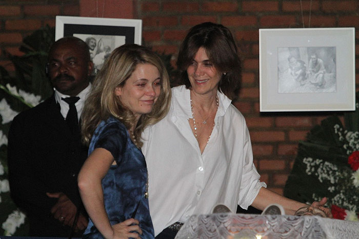 Claudia Abrei e Mônica Torres, ex-esposa de Wilker, se despedem do ator.