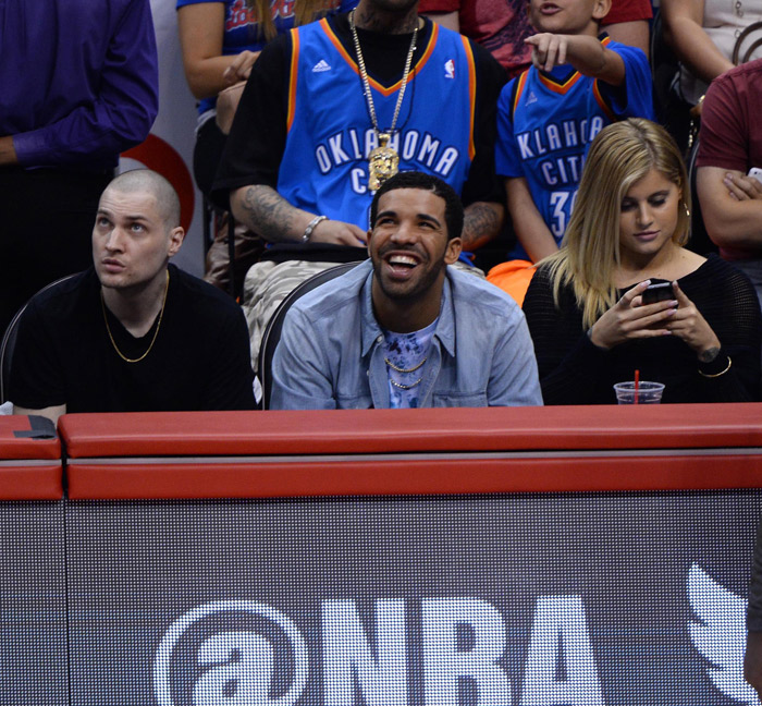 Rihanna assiste jogo de basquete separada de Drake