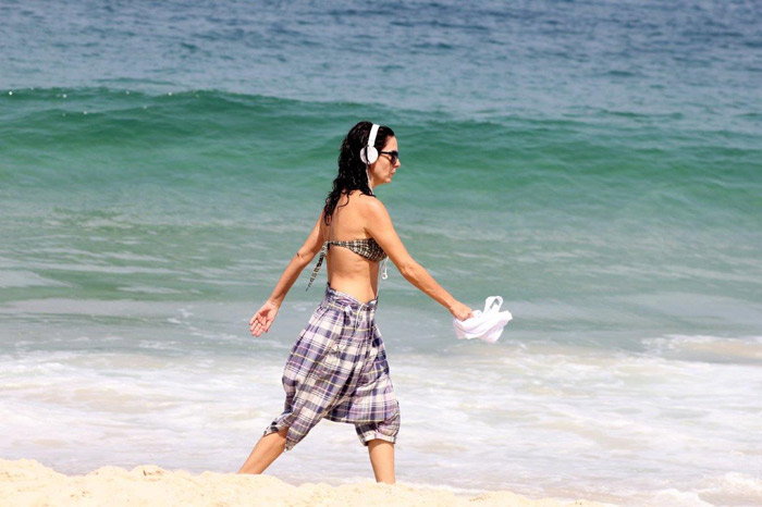 Claudia Ohana toma banho de mar na praia de Ipanema