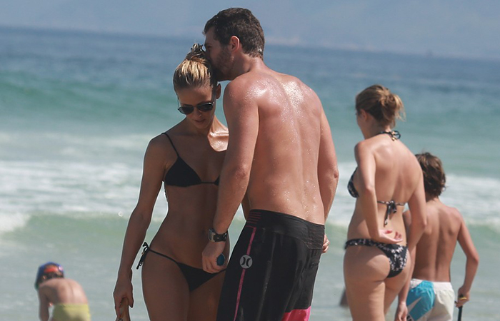 Fernanda de Freitas beija muito o namorado, na praia da Barra