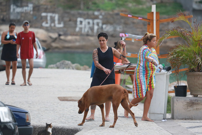 Antônia Fontenelle e Thammy Miranda praticam stand up na Barra da Tijuca