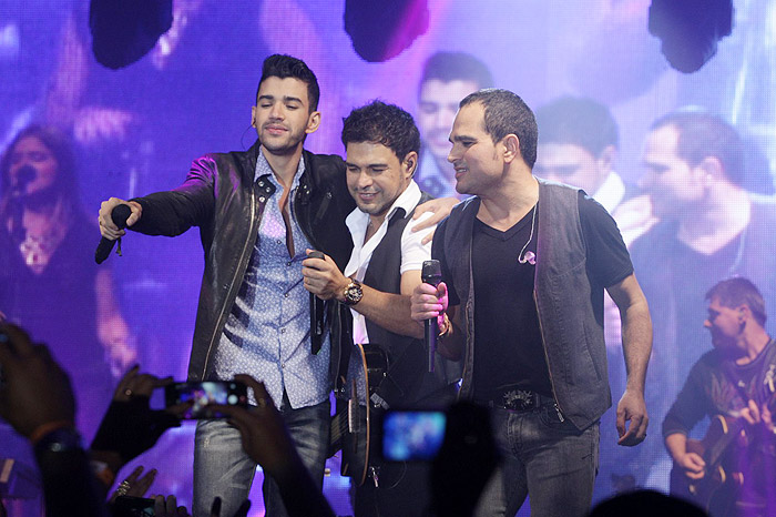 Gusttavo Lima sobe ao palco com Zezé di Camargo e Luciano