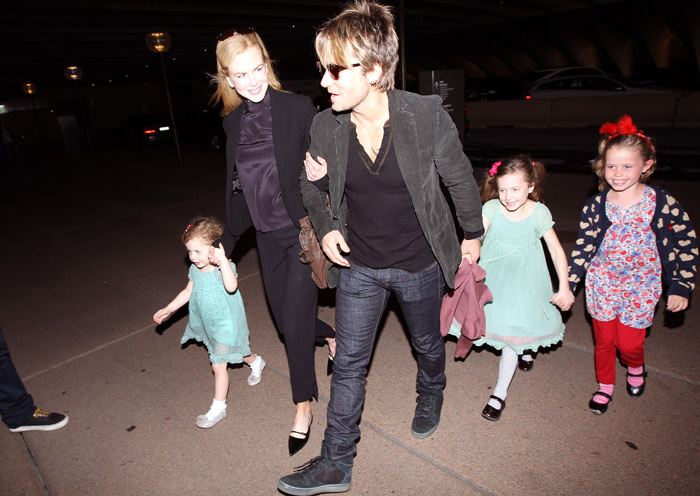 Nicole Kidman e Keith Urban passeiam com as filha em Sydney, Austrália