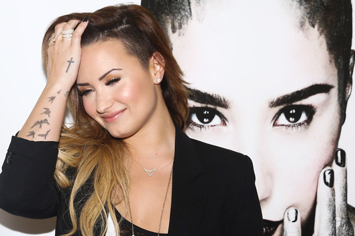 Com decotão, Demi Lovato lança CD e DVD em coletiva de São Paulo