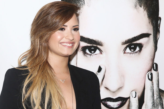 Com decotão, Demi Lovato lança CD e DVD em coletiva de São Paulo
