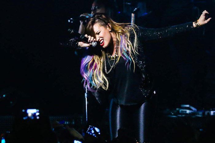 Com mechas coloridas, Demi Lovato sobe ao palco para show em São Paulo