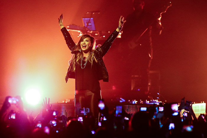 Com mechas coloridas, Demi Lovato sobe ao palco para show em São Paulo