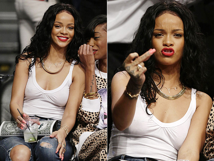 Rihanna deixa piercing no seio à mostra durante jogo de basquete