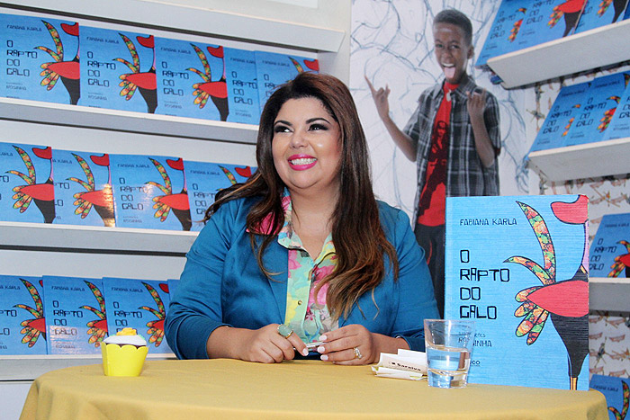 Fabiana Karla realiza tarde de autógrafos do livro O Rapto do Galo
