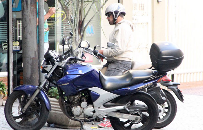 Raul Gazolla volta a andar de moto pelas ruas do Rio de Janeiro
