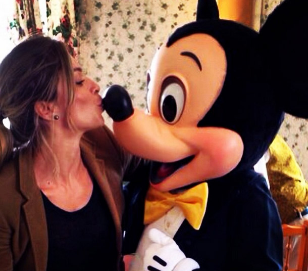 Grazi Massafera se diverte com Mickey em Parque da Disney