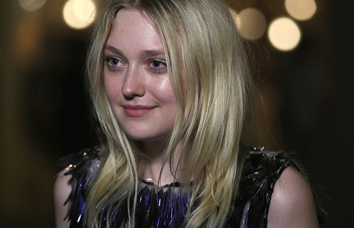 Dakota Fanning e Karl Lagerfeld marcam presença em evento da Chanel em