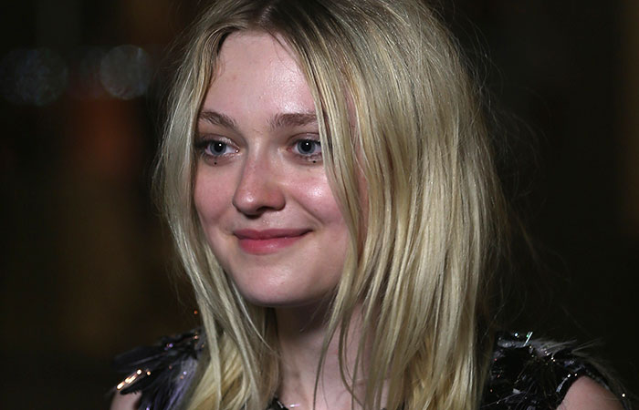 Dakota Fanning e Karl Lagerfeld marcam presença em evento da Chanel em