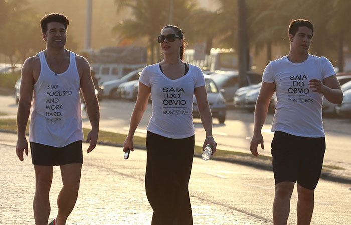  Iguais! Claudia Raia caminha na Barra da Tijuca com Jarbas Homem de Mello e Enzo