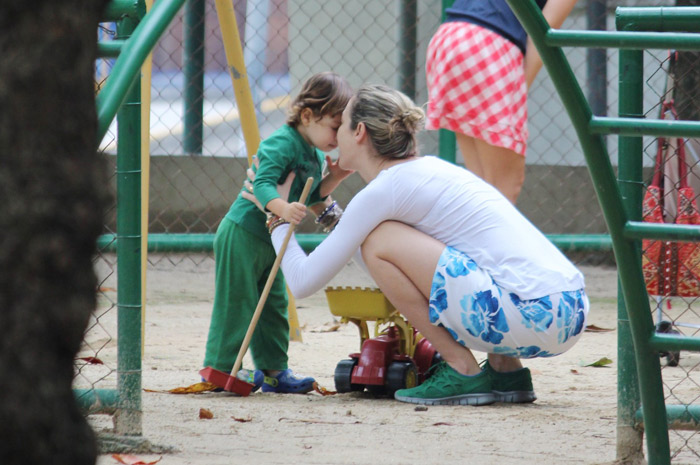 Luana Piovani brinca com o filho em parquinho no Leblon