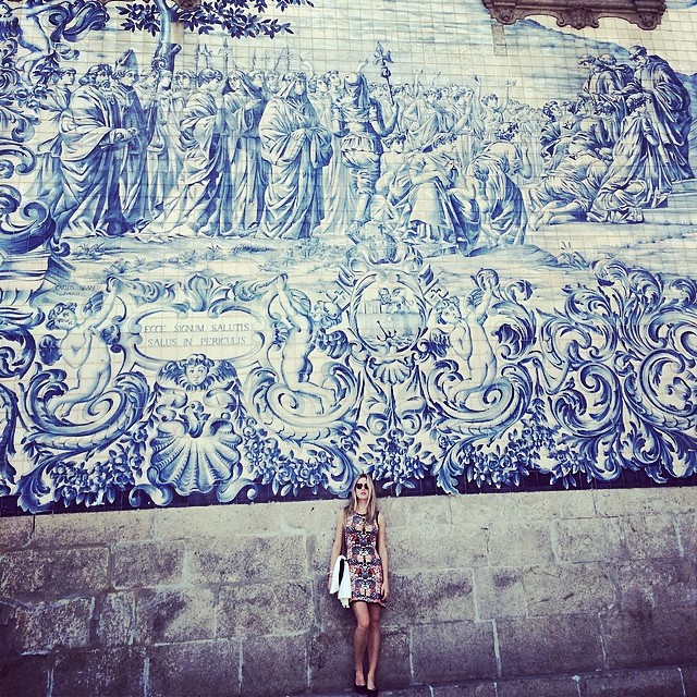 Fiorella Mattheis posa cheia de estilo em Igreja de Porto