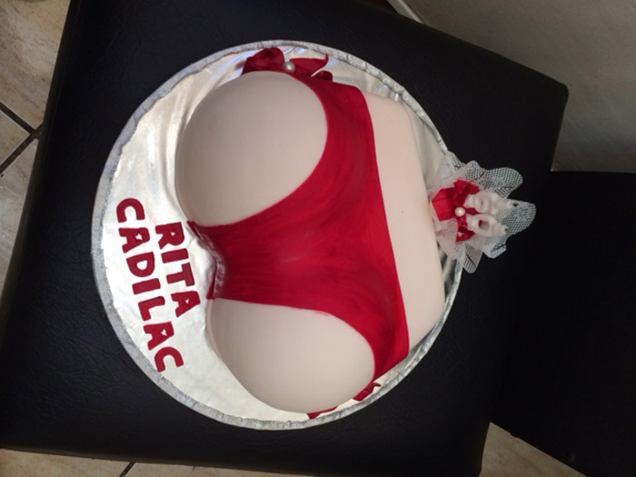 Rita Cadilac ganha bolo em formato de bumbum pelos 60 anos
