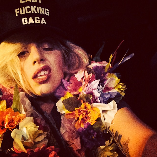 Lady Gaga volta a cantar e surpreende fãs de San José com visual afrodisíaco